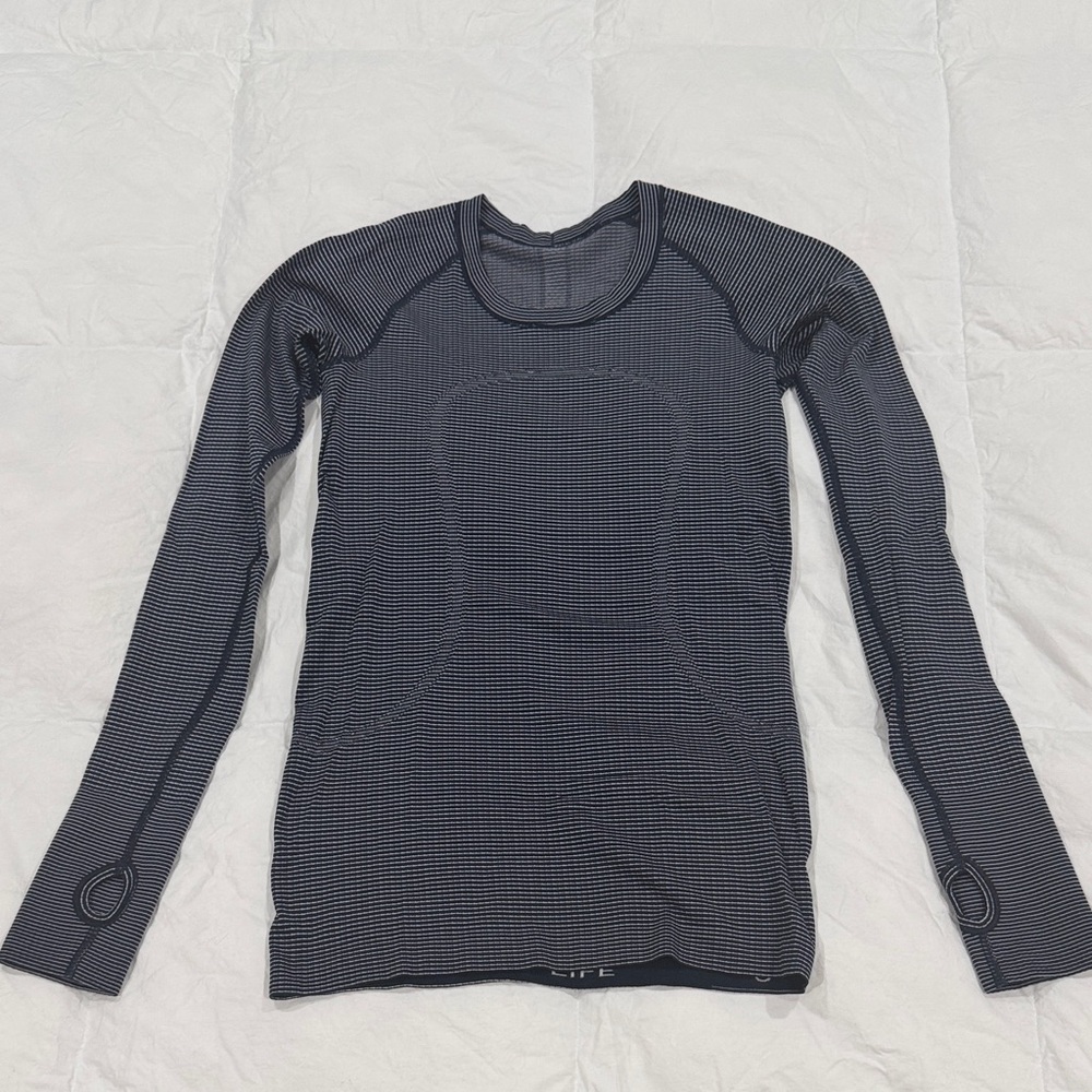 Lululemon Long sleeve Swiftly Tech tee hip length Navy blue & white striped Sz 6